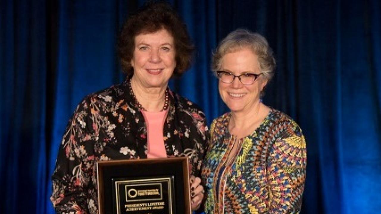 Dr. Bruhn receives her award from IAFP President Dr. Linda Harris, who is also the FST Chair