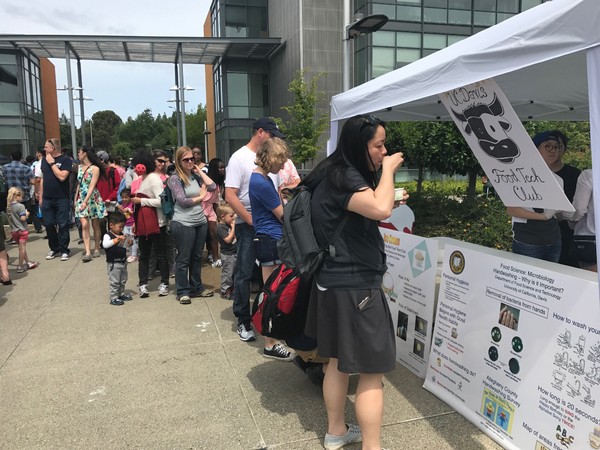 The line of Picnic Day attendees waiting for ice cream.